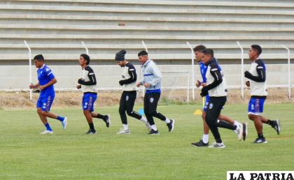 Jugadores del equipo de GV San José durante el entrenamiento de ayer /LA PATRIA
