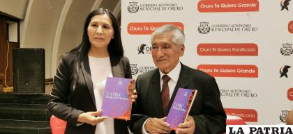 El autor con su libro /LA PATRIA 
