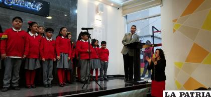 Niños durante su interpretación poética /LA PATRIA 