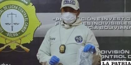 La Felcc presentó como pruebas la placa policial y las esposas del falso policía /Captura
