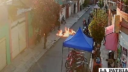 El fuego que salió desde un taller de motos en Cochabamba. Debido al accidente, un niño quedó con quemaduras considerables /Captura de video