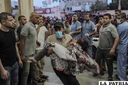 Un hombre lleva a un menor herido durante un bombardeo israelí al hospital Jan Yunes de Gaza, el pasado 26 de octubre /EFE/EPA/Haitham Imad