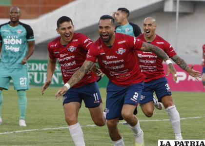 Julián Velásquez abrió la ruta del triunfo del cuadro ??aviador? ante Royal Pari/APG