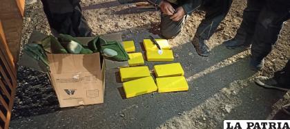 Hallaron ocho paquetes de cocaína en una caja en el compartimento de equipajes del motorizado /Cortesía
