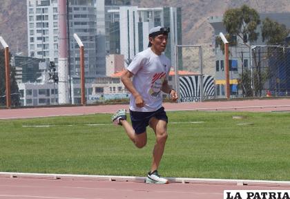 El atleta orureño Héctor Garibay durante su entrenamiento en La Paz /LA PATRIA