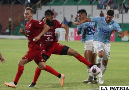 Alejando Quintana autor del segundo gol de Guabirá disputa el balón con Luis Barboza /APG