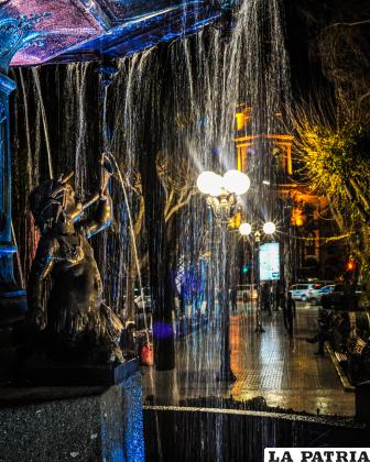 La fuente siempre fue un atractivo de la plaza de los orureños /LA PATRIA
