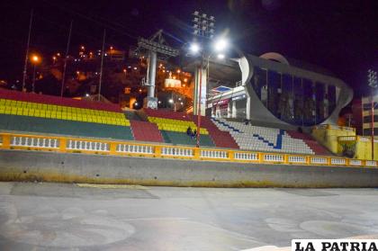 Un palco se construyó en el centro de las graderías de la Avenida Cívica, pero está se cayó y nunca más se volvió a componer /LA PATRIA