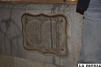 Plaqueta de entrega de la colonia Sirio-Palestina del Quiosco que se emerge en la plaza Manuel de Castro y Padilla /LA PATRIA
