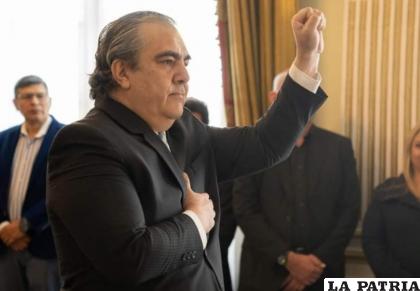 Exministro Hugo Siles jurando como nuevo Embajador de Bolivia /RR.SS.