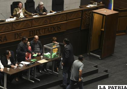 La mayoría de diputados votó en contra del presupuesto modificado /APG