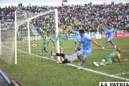 Yomar Rocha fe autor del segundo gol de Bolívar en Trinidad /APG
