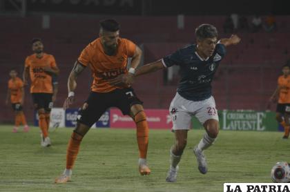 Joel Amoroso y Matías Noble disputan el balón en partido jugado en Tarija /APG
