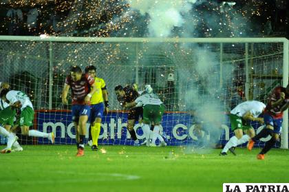 La fiesta del fútbol se empañó por el exceso de petardos en Santa Cruz /APG