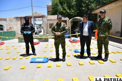 El viceministro Mamani estuvo acompañado de altos jefes de la Fuerza antidrogas /Emilio Castillo ?? LA PATRIA
