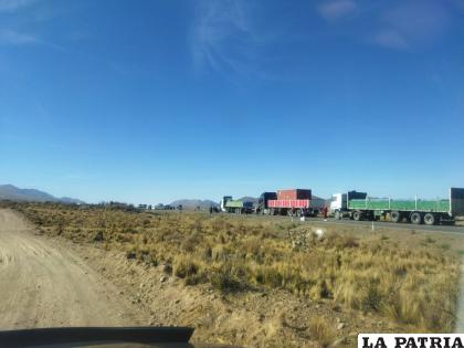  Bloqueo de transporte en inmediaciones de Poopó /LA PATRIA