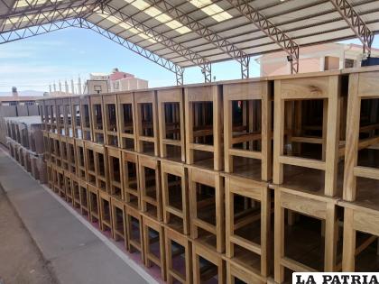 Entrega de mobiliario y equipamiento a unidades educativas de la ciudad /LA PATRIA