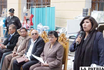 Autoridades del Municipio en la entrega de equipamiento