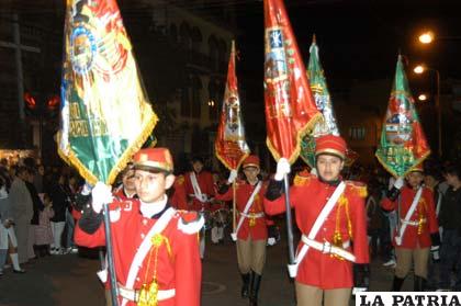 Estudiantes del Colegio San Francisco en el desfile nocturno