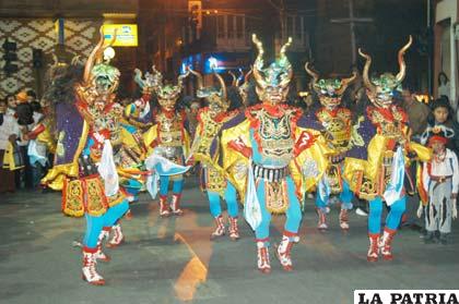 Componentes de la Diablada Artística Urus rindieron su homenaje a la Fundación de la Real Villa de San Felipe de Austria