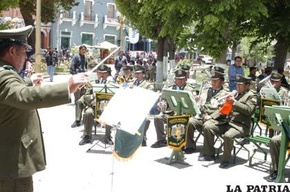 Banda de la Policía brindó una retreta en la Plaza de Armas en homenaje a los 405 años de la fundación de Oruro