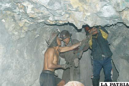 Esfuerzo y valor de los mineros para extraer la riqueza minera desde las entrañas de la tierra