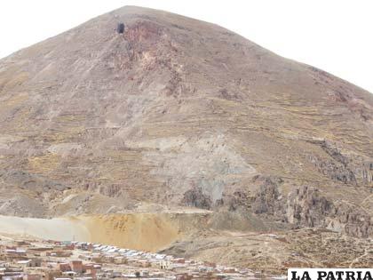 El cerro Posokoni, principal yacimiento de estaño en Bolivia
