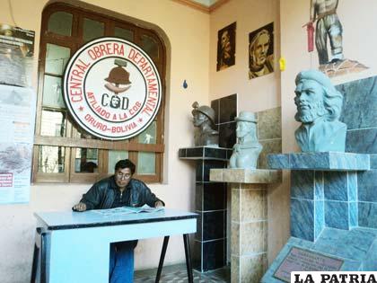 Los bustos del Che Guevara, una palliri y un minero dan la bienvenida a los visitantes de la COD