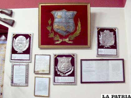 Escudos del Departamento y documentos históricos protegidos ahora en ambientes de la institución