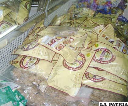 Ofrece cuatro tipos de charque, en lonjas, trozados, cocidos y la costilla deshidratada