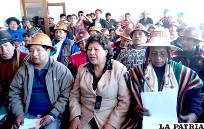 La presidenta del ente cívico junto a representantes de distintas instituciones orureñas