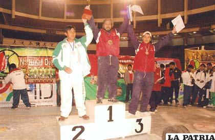 Roberth Challapa, en el podio de los campeones