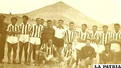 Jugadores de Oruro en 1949 en el estadio de Potosí