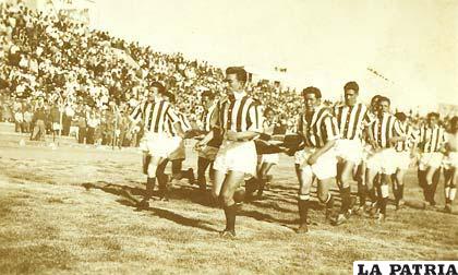 El equipo de Oruro Royal en 1965 ingresa al estadio de La Paz a la cabeza de Luis García y Mario Blancourt
