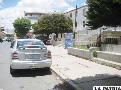 No se debe estacionar cerca de la puerta principal de los hospitales