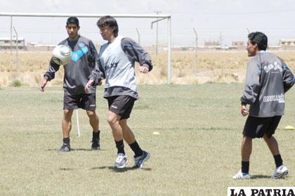 Albarracín, Pintos y Loayza, jugadores de San José en el entrenamiento de ayer