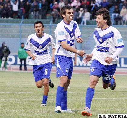 Ribera, Vieira y Pintos, celebran el gol del triunfo