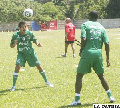 Jhasmani Campos y Augusto Andaveris en el entrenamiento de la Selección