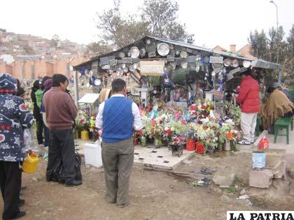 La tumba de Inocencia Flores fue una de las más visitadas en el Cementerio General