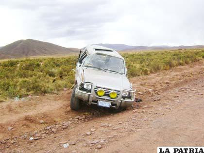Vagoneta que volcó en el camino Huayllamarca - Oruro
