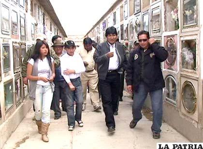 Presidente Evo Morales visitó el sepulcro de sus padres
