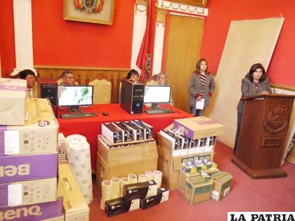 Alcaldesa Pimentel entregó el material a los establecimientos escolares
