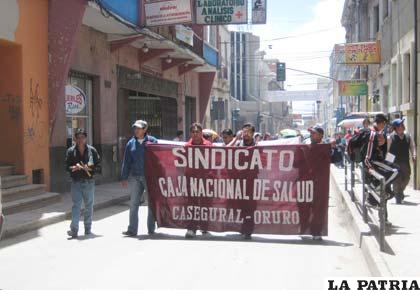Trabajadores de la CNS exigen al Gobierno respetar terna de la COB para designar al gerente general