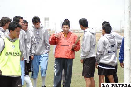 Jugadores de San José, Herrera junto a Parrado al final del entrenamiento