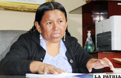 Se anuncia la presencia de la ministra de Desarrollo Rural y Tierras, Nemecia Achacollo, en Cochabamba para solucionar conflicto limítrofe de Oruro y La Paz