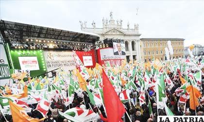 Líder opositor Pier Luigi Bersani, del Partido Demócrata, se dirige a los asistentes a una concentración convocada por el partido en la Plaza San Giovanni de Roma
