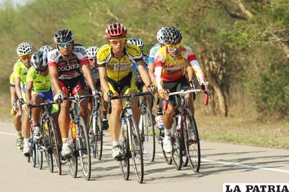 Ciclistas que compiten en la Vuelta a Bolivia por las rutas del chaco