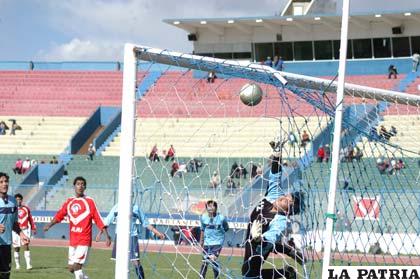 Edwin Apaza anota el segundo gol para Rosario Central