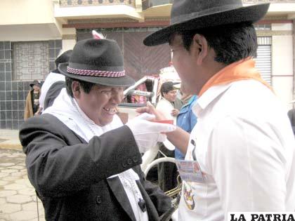 El verdadero convite se realiza después de la entrada, cuando entre diablos y morenos se comparte un plato de comida o una bebida