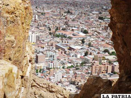 Toma desde la enigmática abertura rocosa en la cima del Pie de Gallo. “Una ventada desde el cielo para ver Oruro”